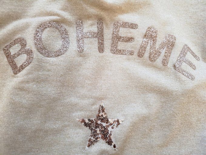 Top manches longues beige avec lurex et inscription BOHEME ou CAPRICIEUSE 