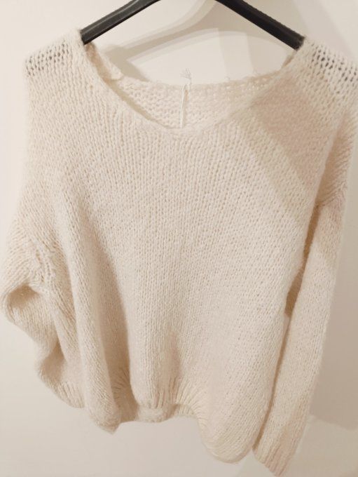 Pull écru col V avec laine , mohair . Taille unique jusqu'au 44 