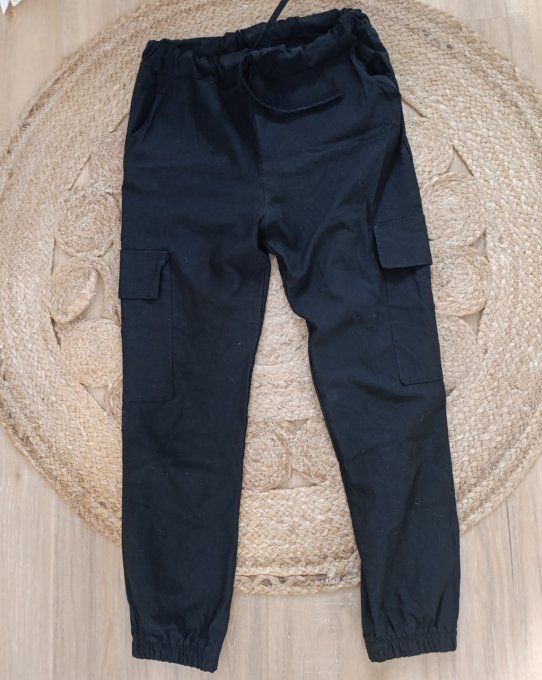 Pantalon stretch noir bas resserrés et poches côté 