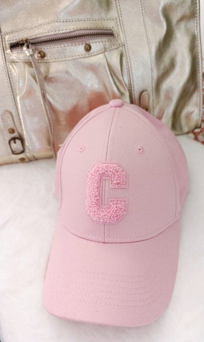 Casquette C rose lettre en bouclette
