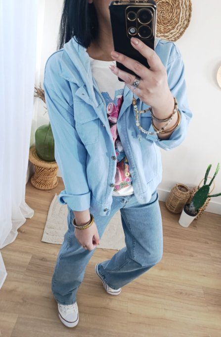 Veste jean blanche ou bleu ciel avec capuche amovible jusqu'au 40  (taille unique )