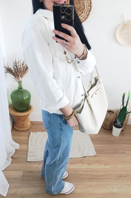 Veste jean blanche ou bleu ciel avec capuche amovible jusqu'au 40  (taille unique )