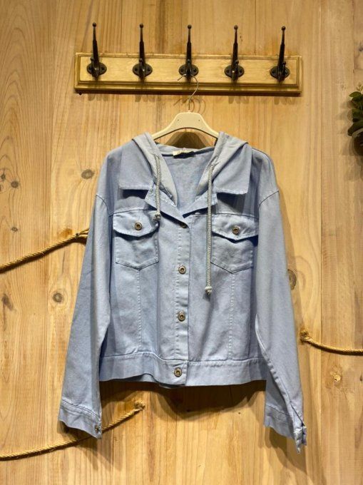 Veste jean blanche ou bleu ciel avec capuche amovible jusqu'au 40  (taille unique )