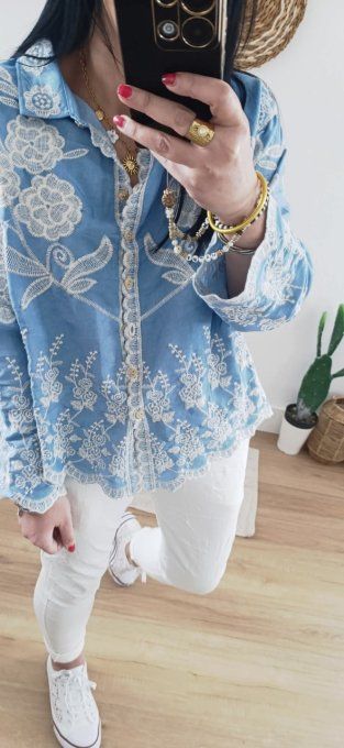 Beau chemisier bleu avec broderie