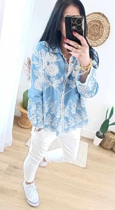 Beau chemisier bleu avec broderie