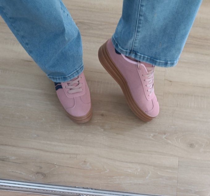 Baskets tendances compensées roses avec bandes bleues marines