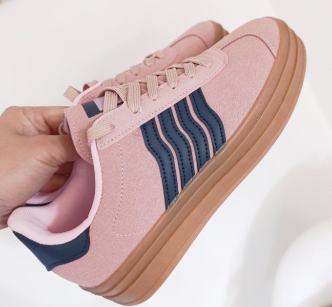 Baskets tendances compensées roses avec bandes bleues marines