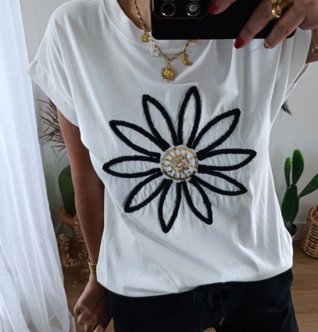 Tee shirt avec Marguerite en relief noir ou blanc 