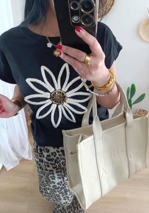 Tee shirt avec Marguerite en relief noir ou blanc 
