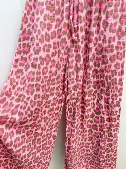 Beau pantalon en gaz de coton imprimé animal rose