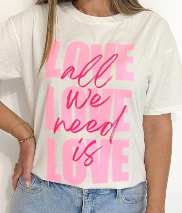 T-shirt all we need is love jusqu'au 40 t.u