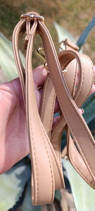 Sac à main sublime livré avec 2 bandoulières une courte et une longue 
