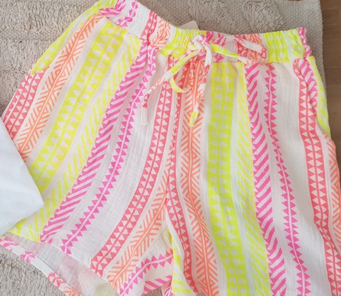 Beau short coloré en gaze de coton jusqu'au 42 t.u