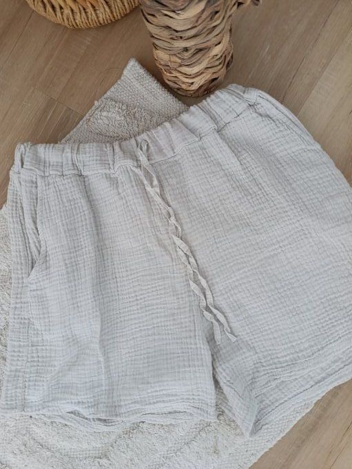 Beau short coloré en gaze de coton jusqu'au 42 t.u - Copie