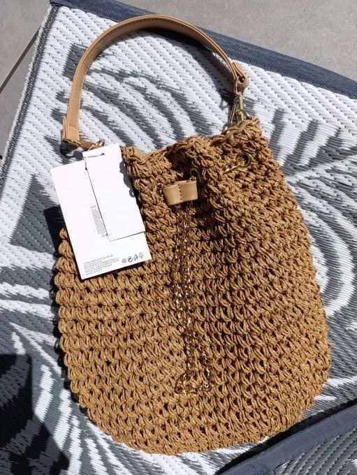 Sac à main sublime livré avec 2 bandoulières une courte et une longue 
